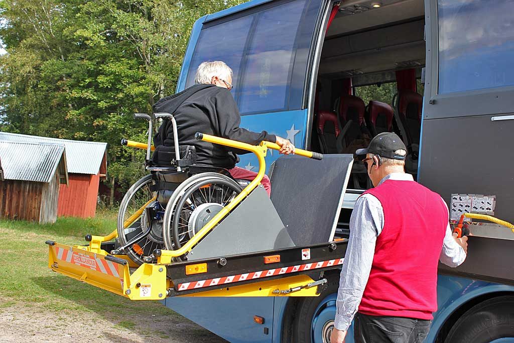 Bild: Pehr lastas ombord på Barks handikappanpassade buss